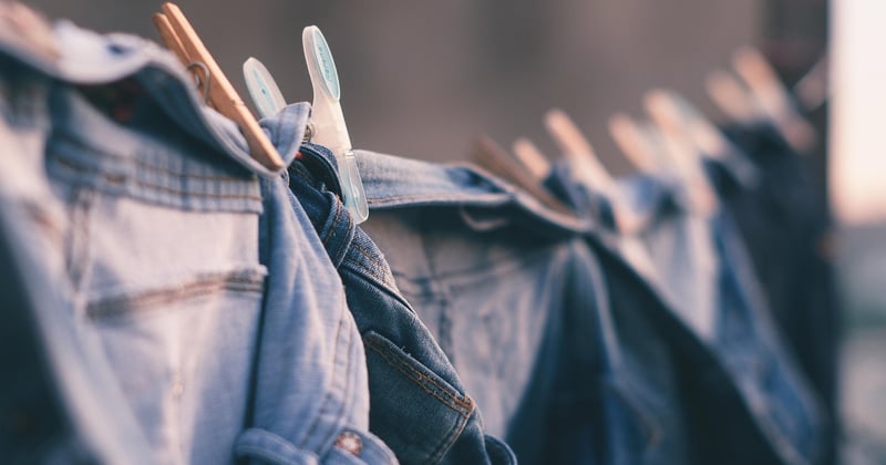 Sourcing de vêtements de seconde main pour grossistes mode : le guide complet